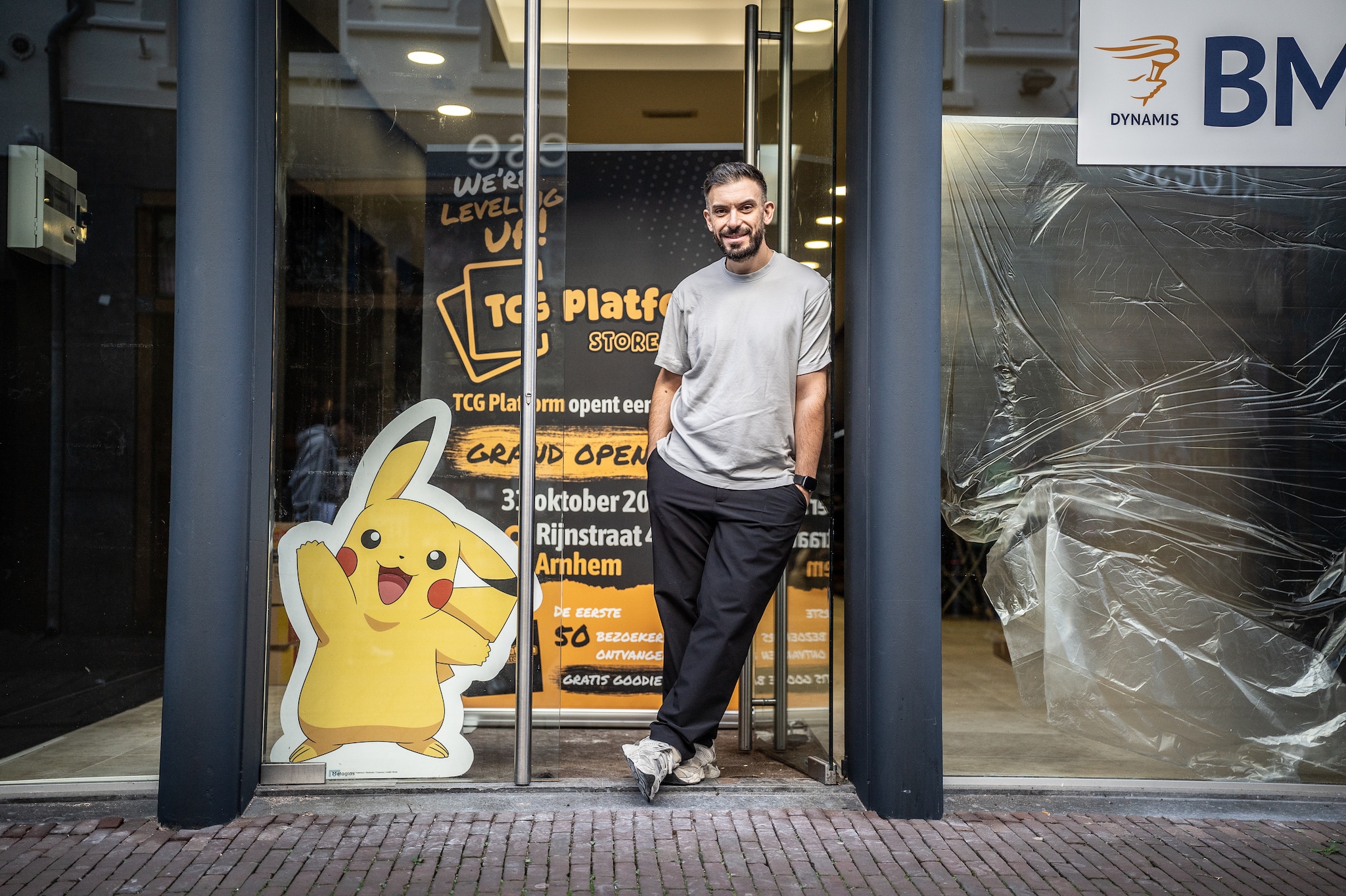 Umut Unal poseert in de nieuwe spellenwinkel van Arnhem.  Foto: Rolf Hensel
