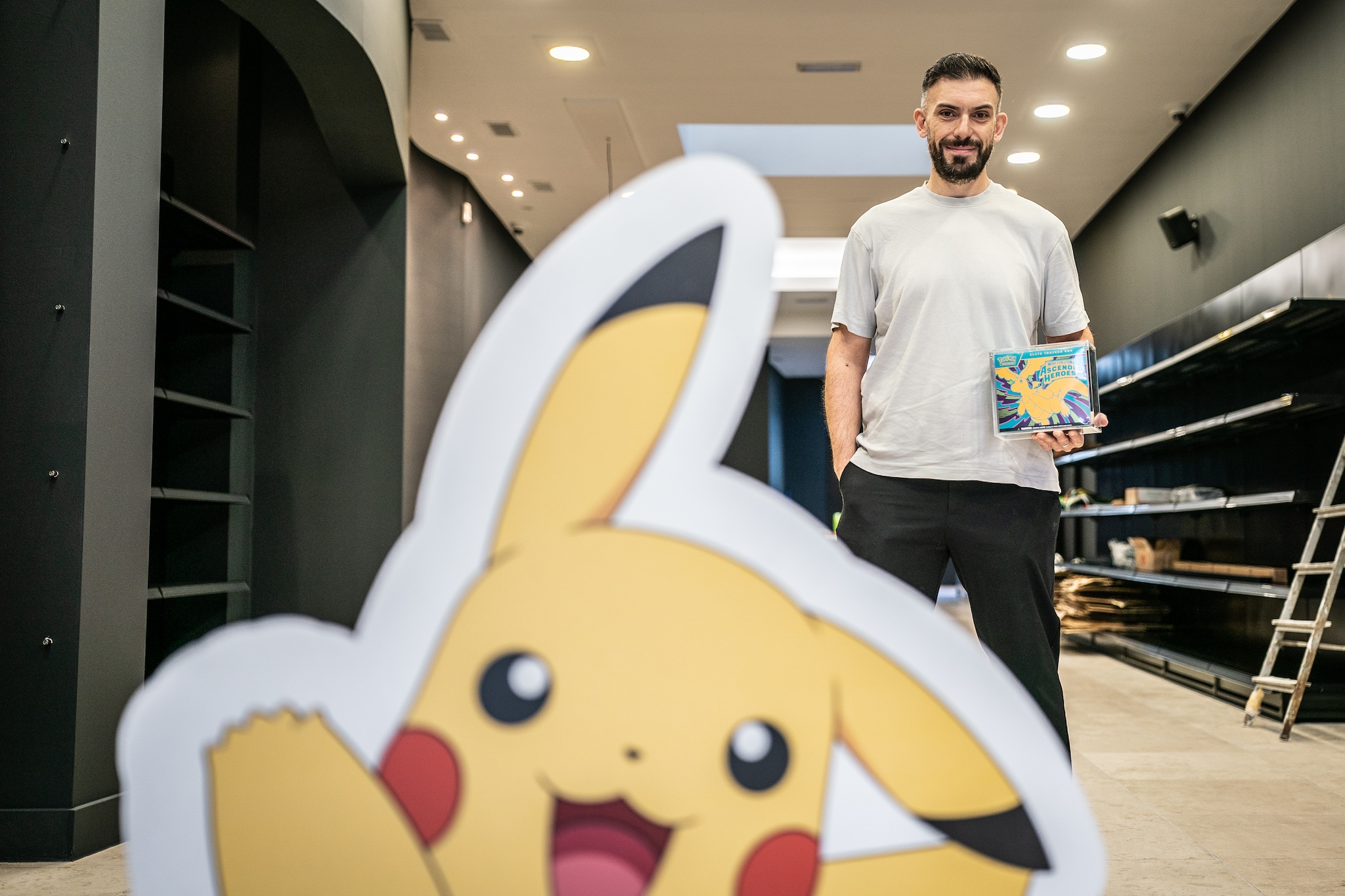 Umut Unal poseert in de nieuwe spellenwinkel van Arnhem. Op 31 oktober is de opening.