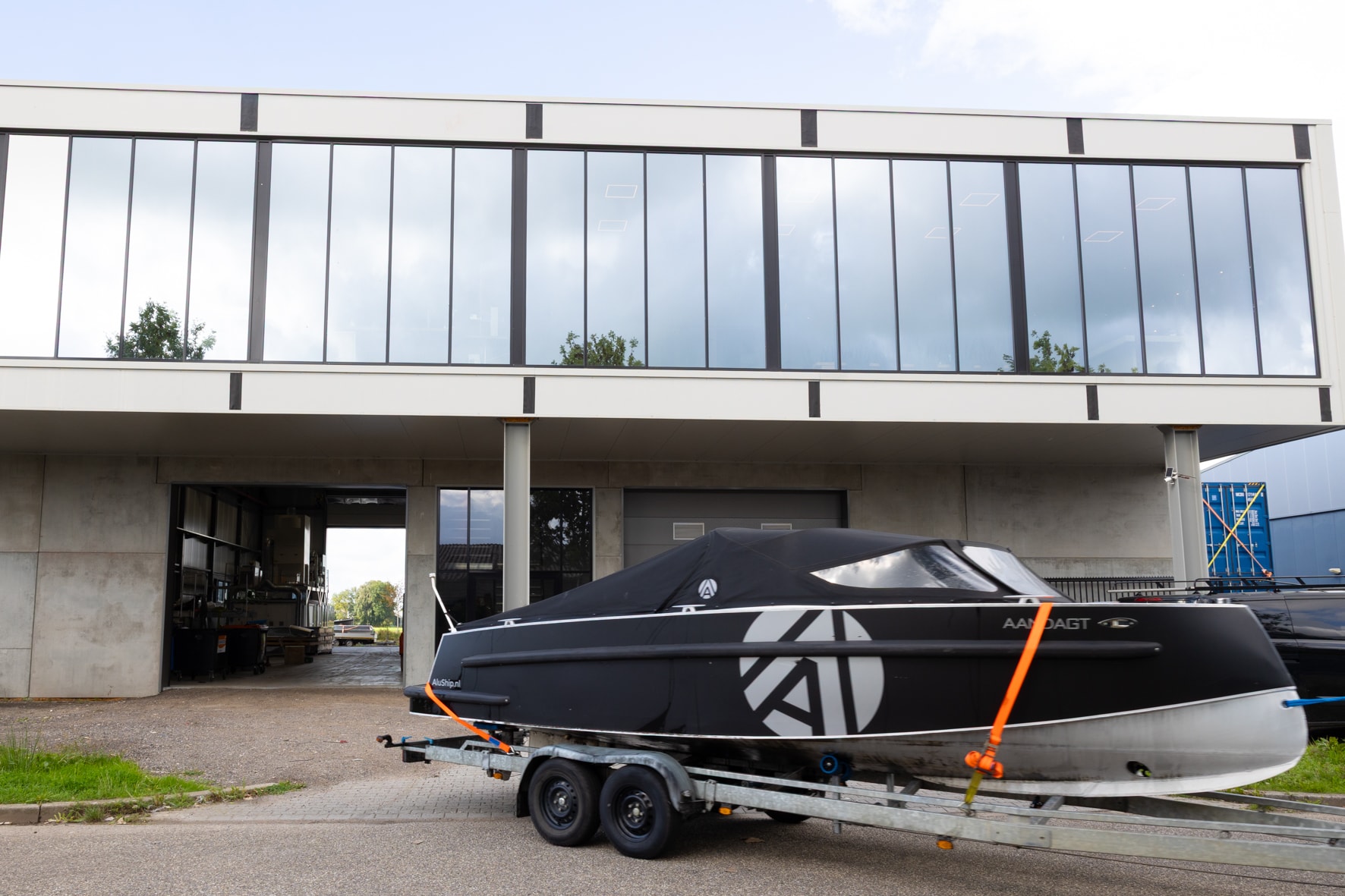 John zag zijn scheepswerf afbranden en begon opnieuw: ‘Je moet zo snel mogelijk verder’ Beeld: ursula kemp