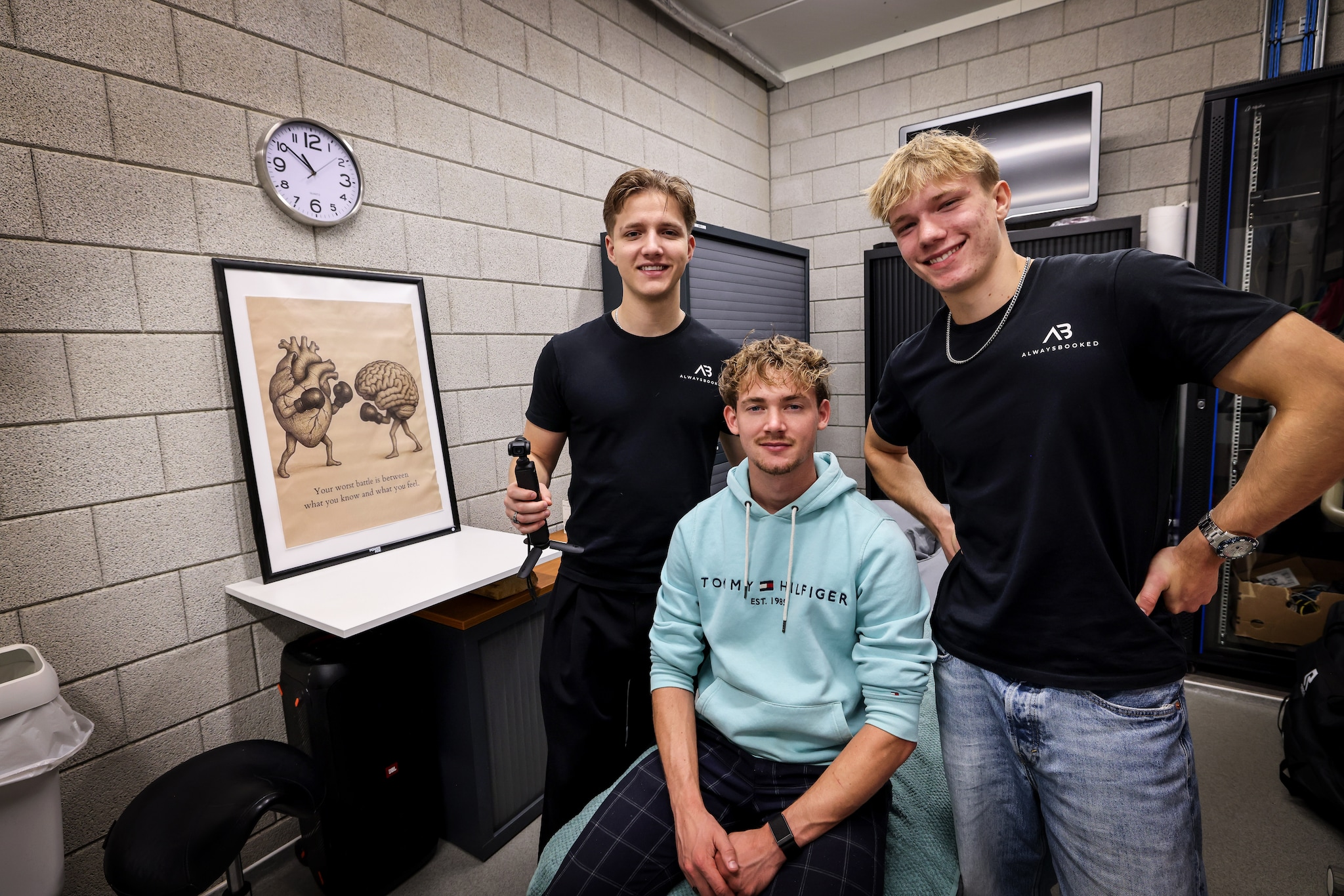 Rogier Peters (links) en Jelte Soeters (helemaal rechts) na afloop van de videosessie bij fysiotherapeut Mark Braal.  Foto: Peter de Jong Fotografie