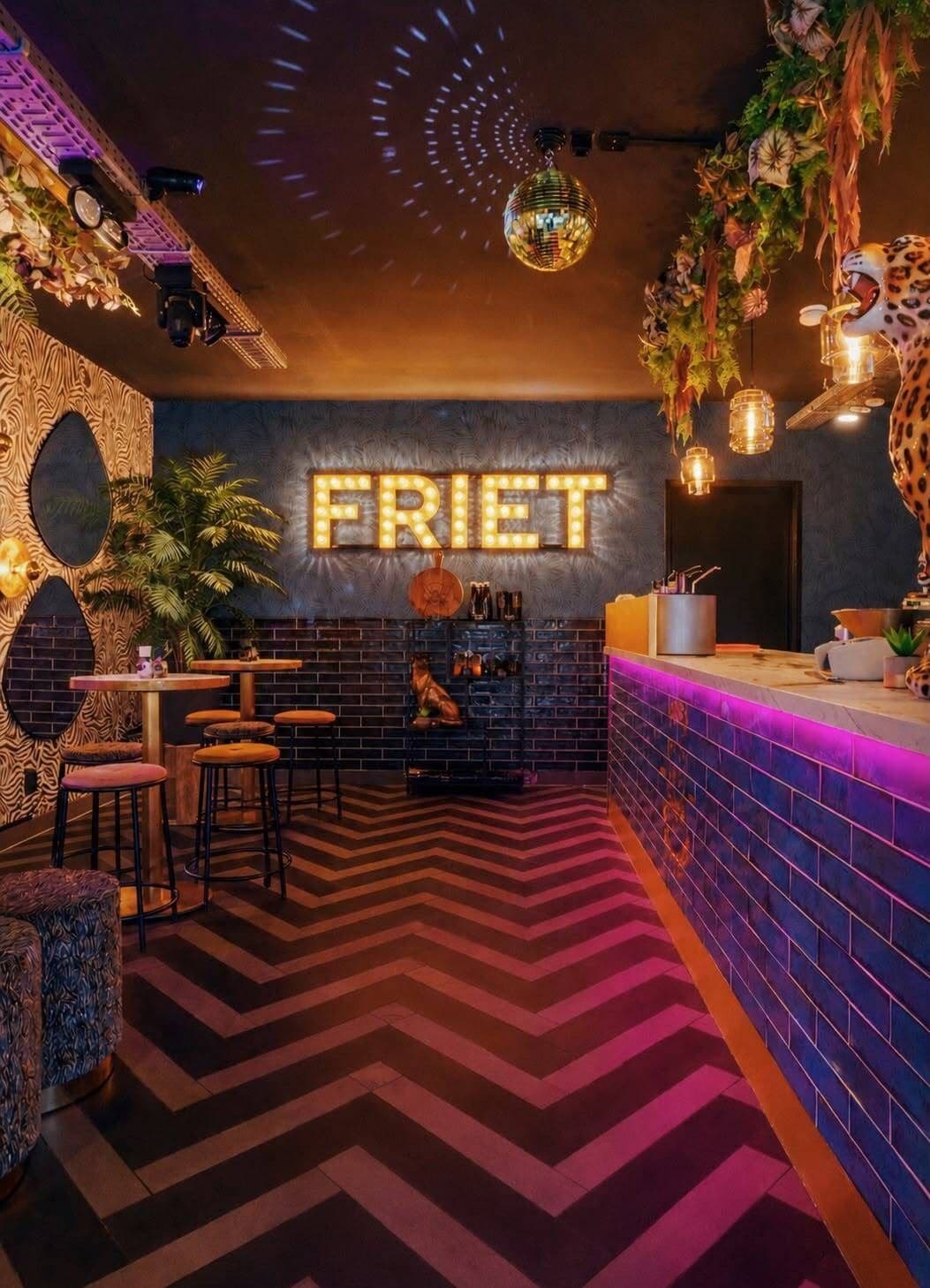 Het interieur van frietrestaurant Friet Panters in Breda. Eigen foto