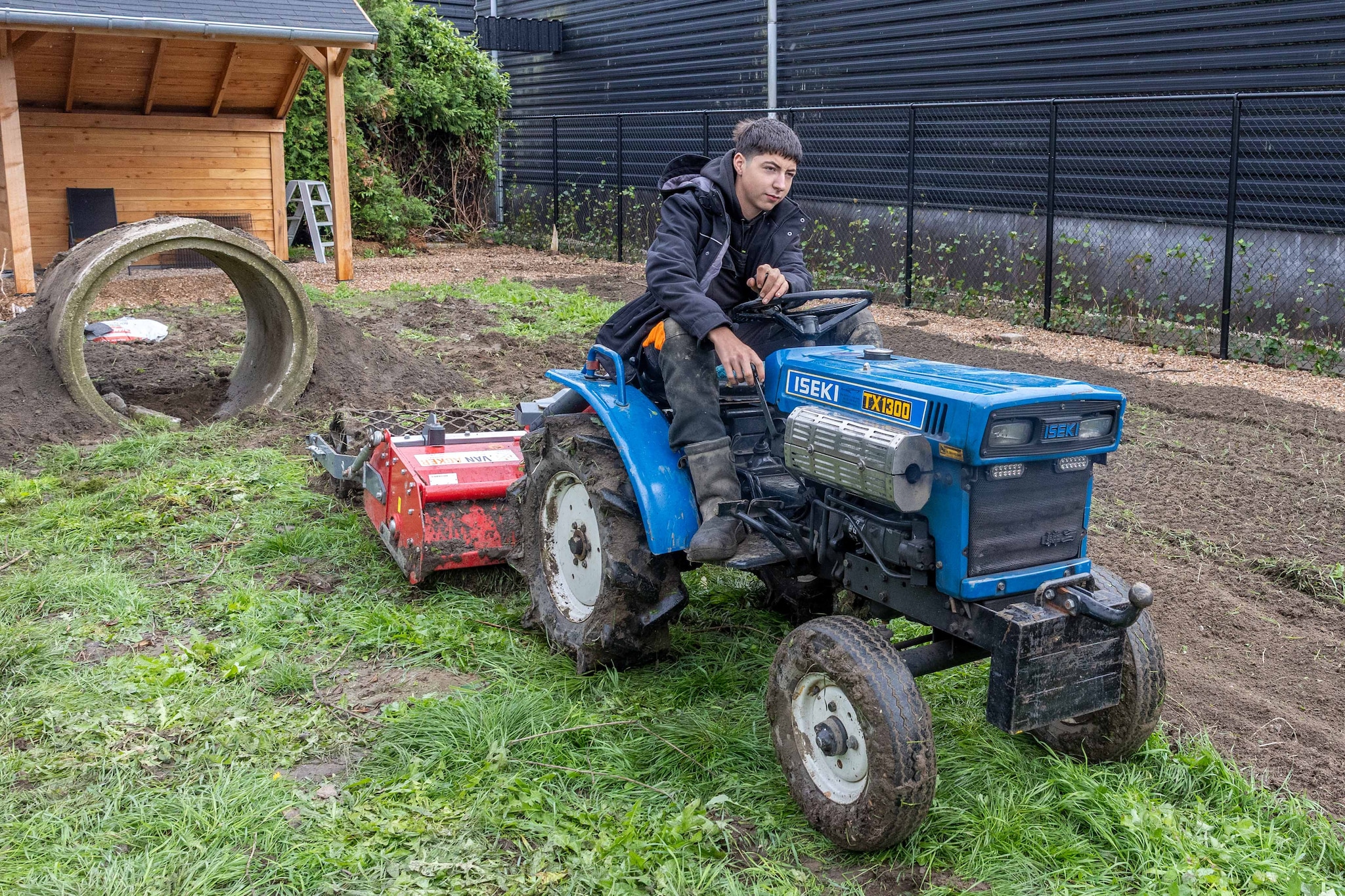 Harold heeft een eigen trekker. „Ik zou wel een grotere willen.” Foto: Johan van der Heijden