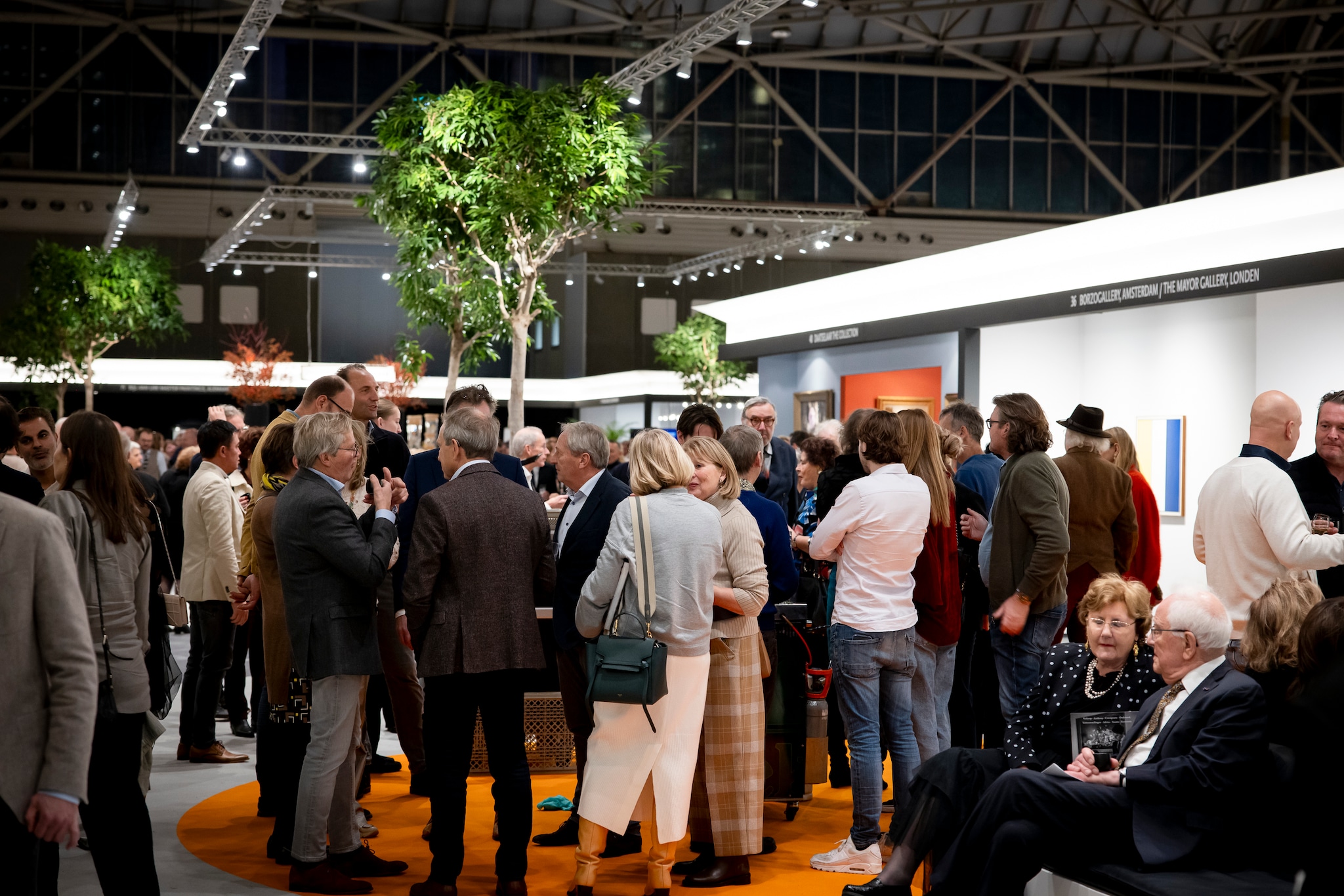 Waarom steeds meer ondernemers hun relaties meenemen naar een kunstbeurs.