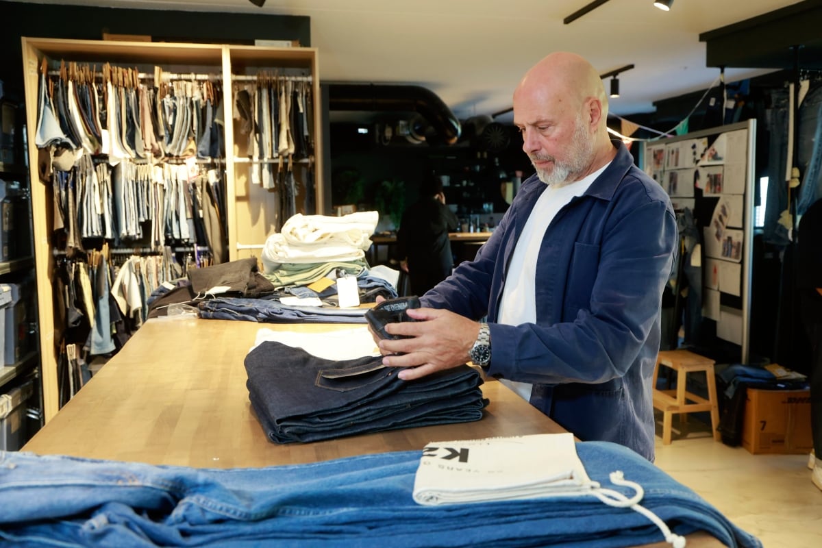 Peter Schuitema met een van zijn broeken. Foto: Ruud Voest