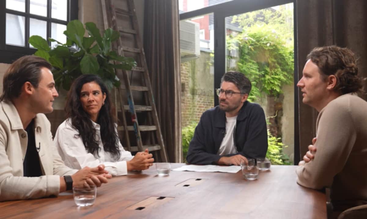 Still uit de video. Jonathan van Noord, hoofdredacteur van De Ondernemer, in gesprek met ondernemers Lars Freriks, Marleen Evertsz en Joep Verbunt (rechts). Foto: eigen beeld