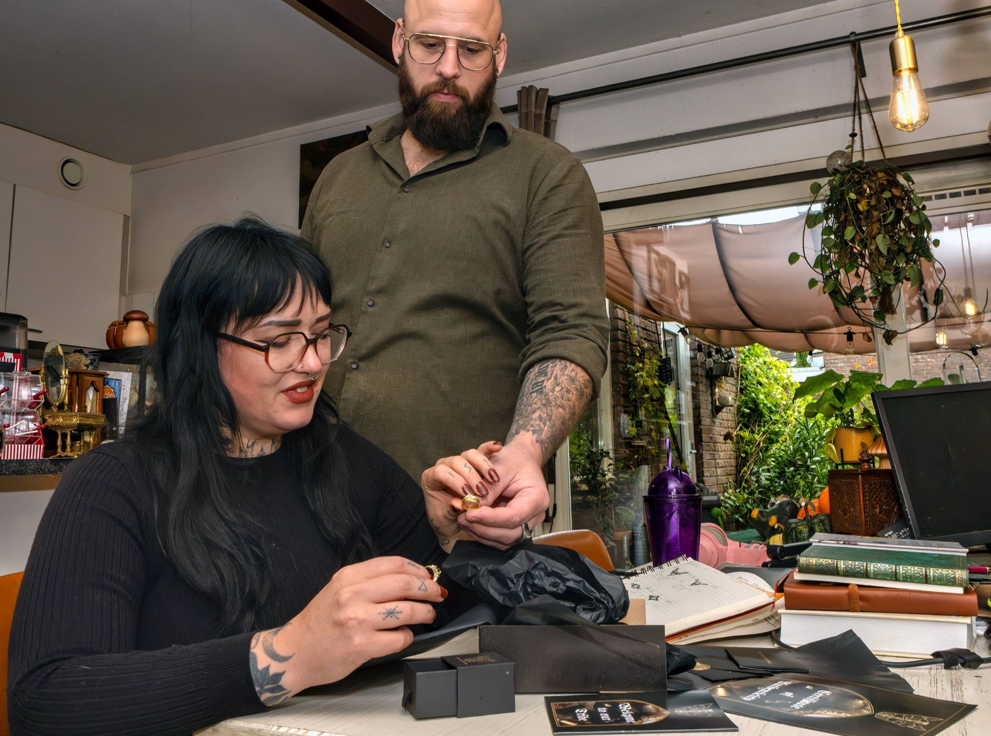 Goudsmeden Kaat van Doremalen en Huib Stawski komen in de knel door de nieuwe Europese regels voor het versturen van pakketjes. Hier pakken ze een bestelling in.