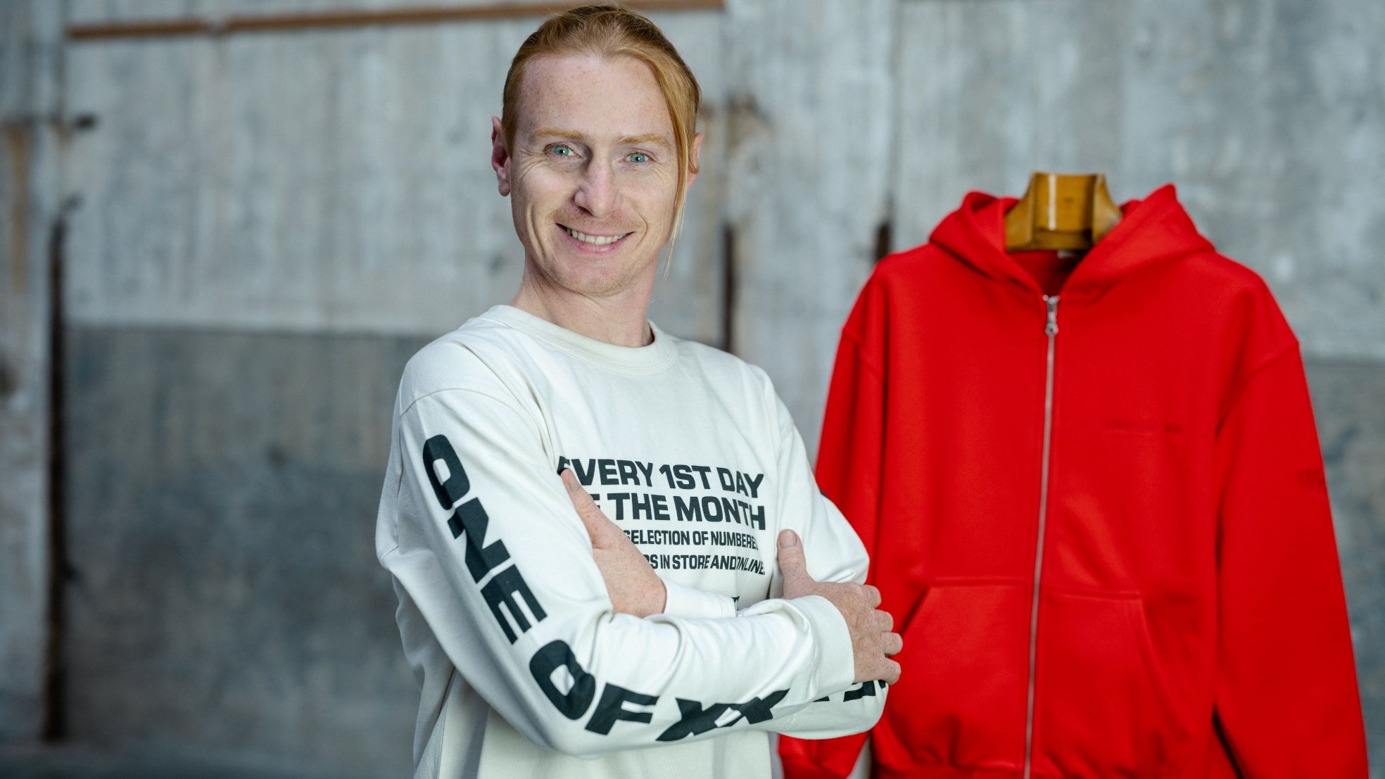 Bas Timmer oogst met zijn Sheltersuit Foundation internationaal lof, zijn streetwearlabel One of xx loopt inmiddels ook erg goed.