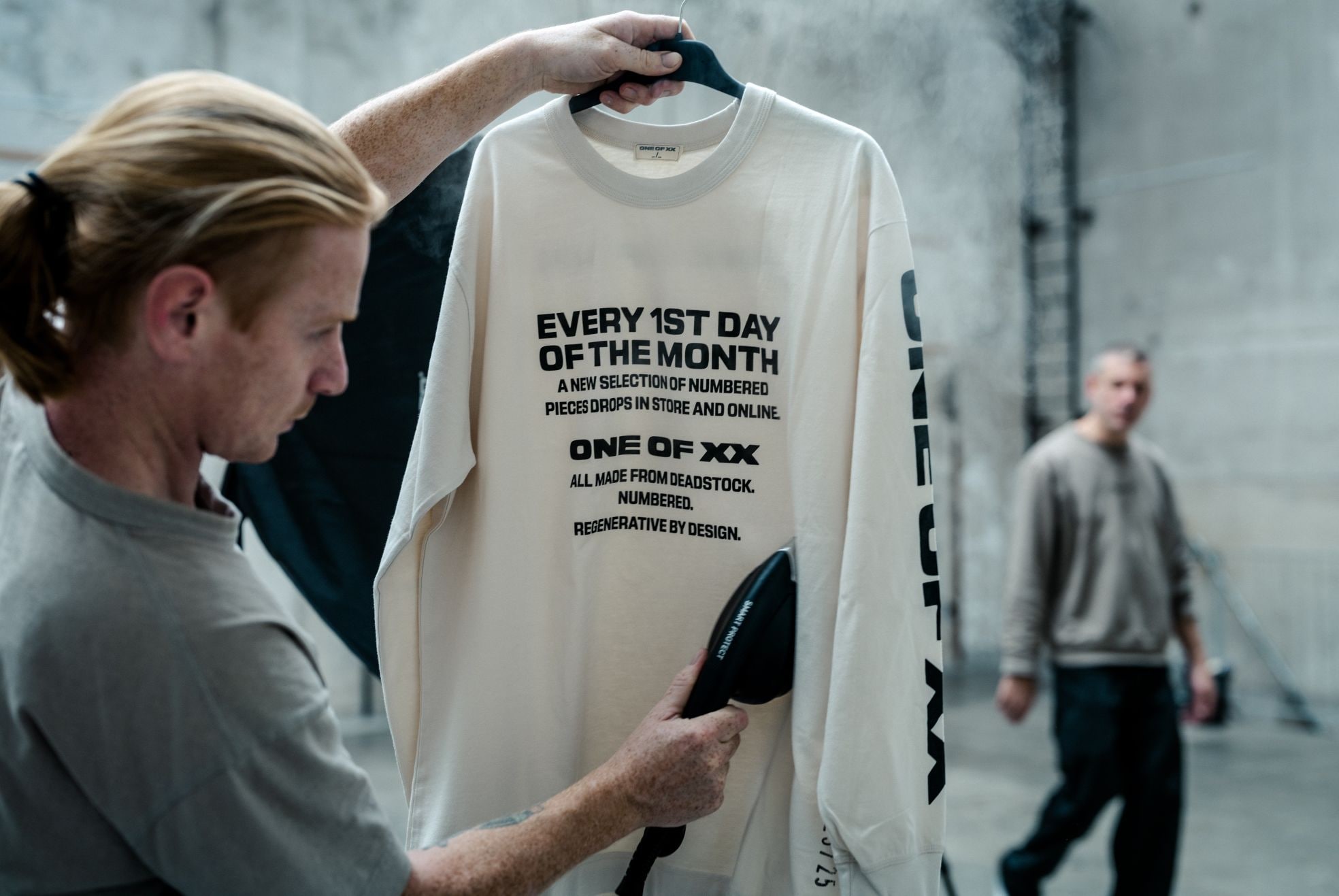 Bas Timmer aan het werk in zijn atelier. Foto: Tony Dočekal