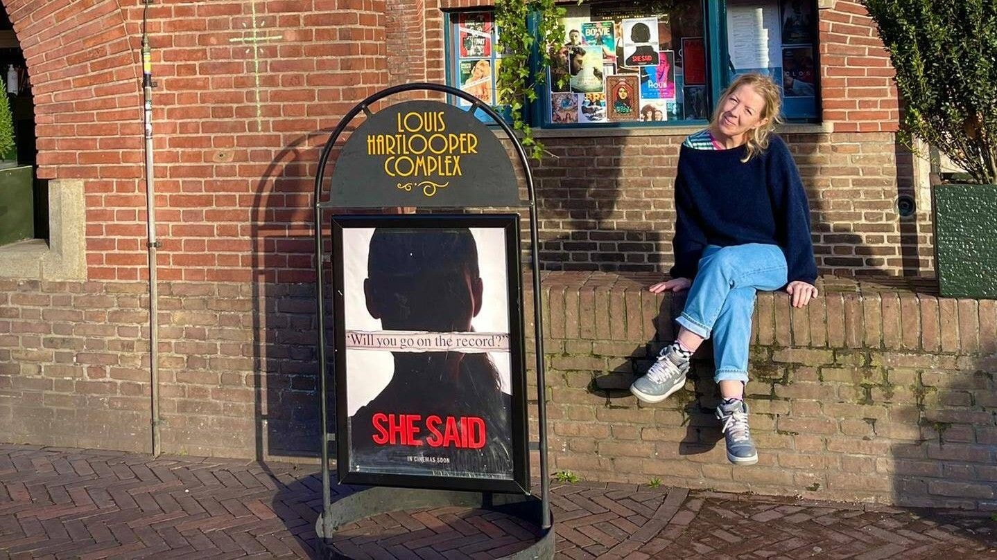 Roos Stelling bij het filmtheater.