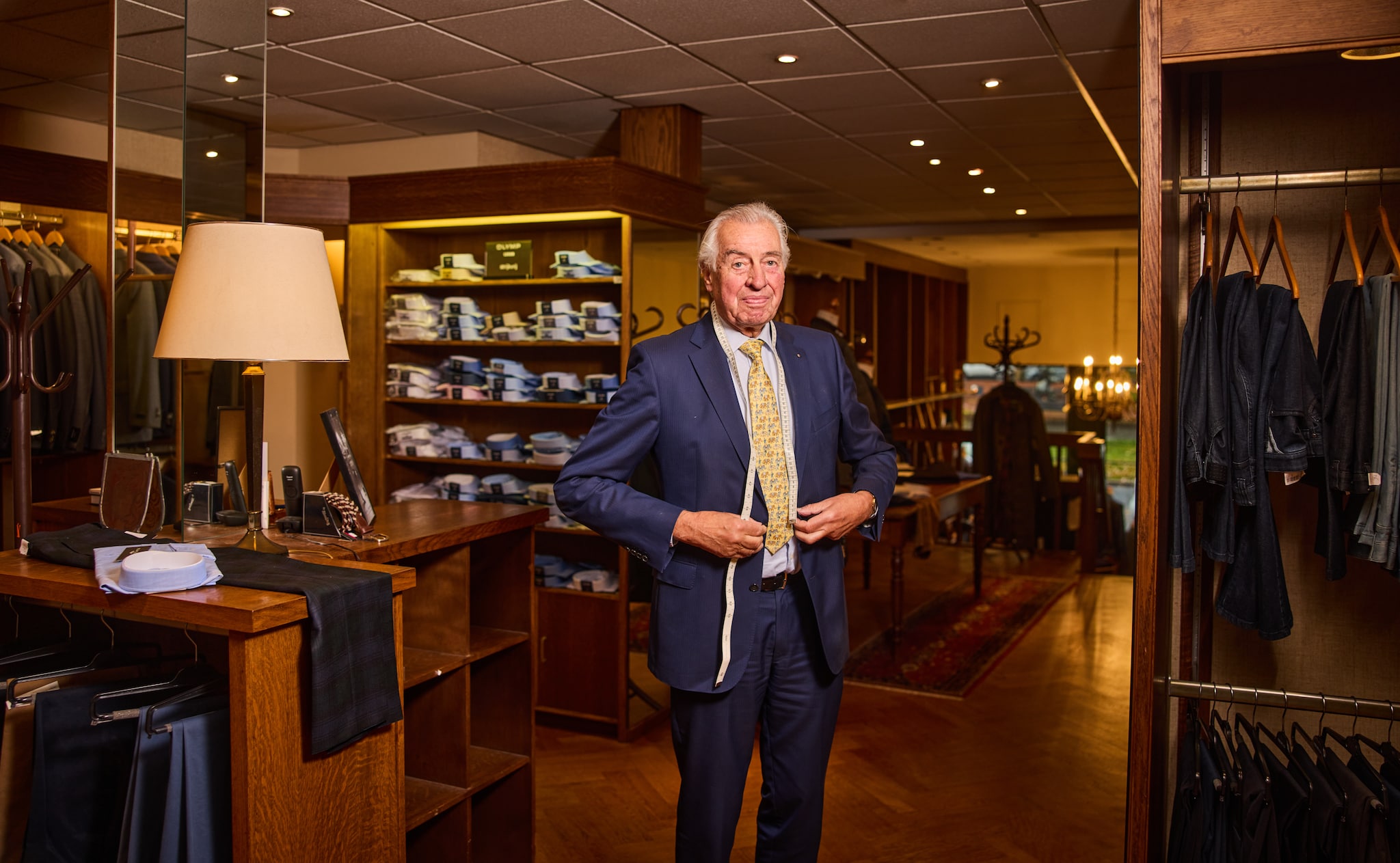 John Segeren, zoals de klanten van de Rotterdamse herenmodezaak hem kennen. Hij gaat na 63 jaar stoppen met de winkel.