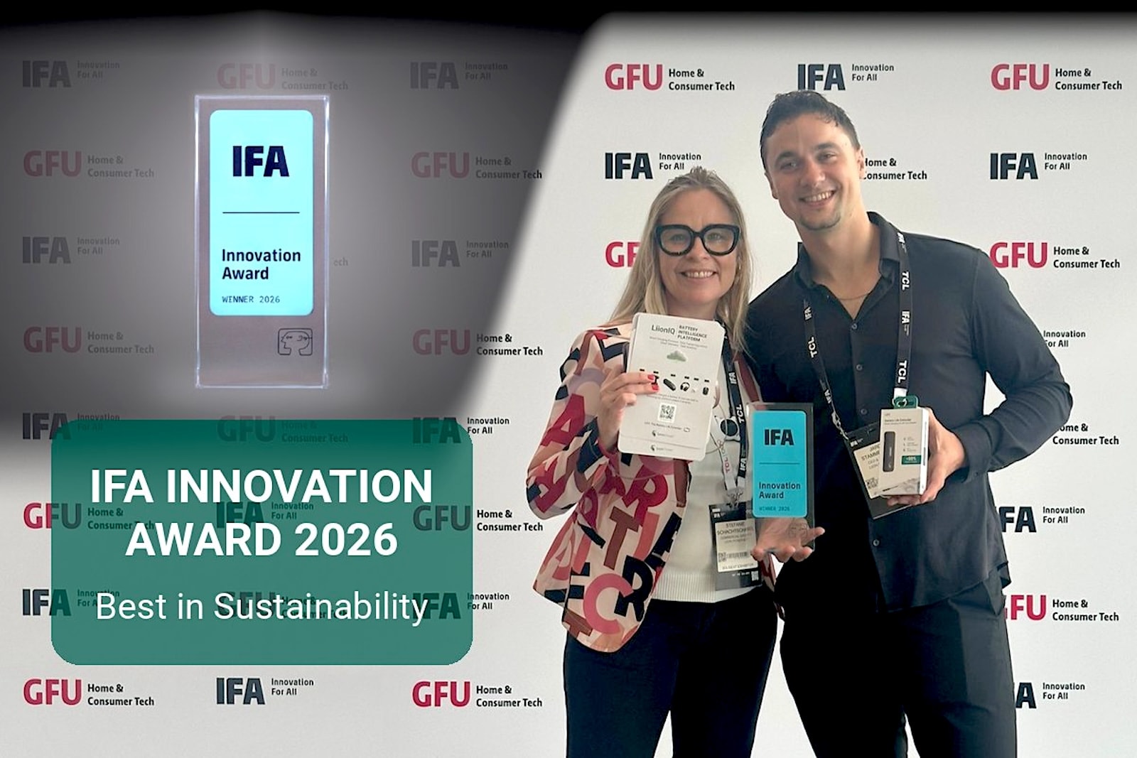 Jardo Stammeshaus en Stefanie Schachtschabel van Liion Power poseren met Leo en de IFA Innovation Award 2026 in de categorie Best in Sustainability. Foto: Liion Power