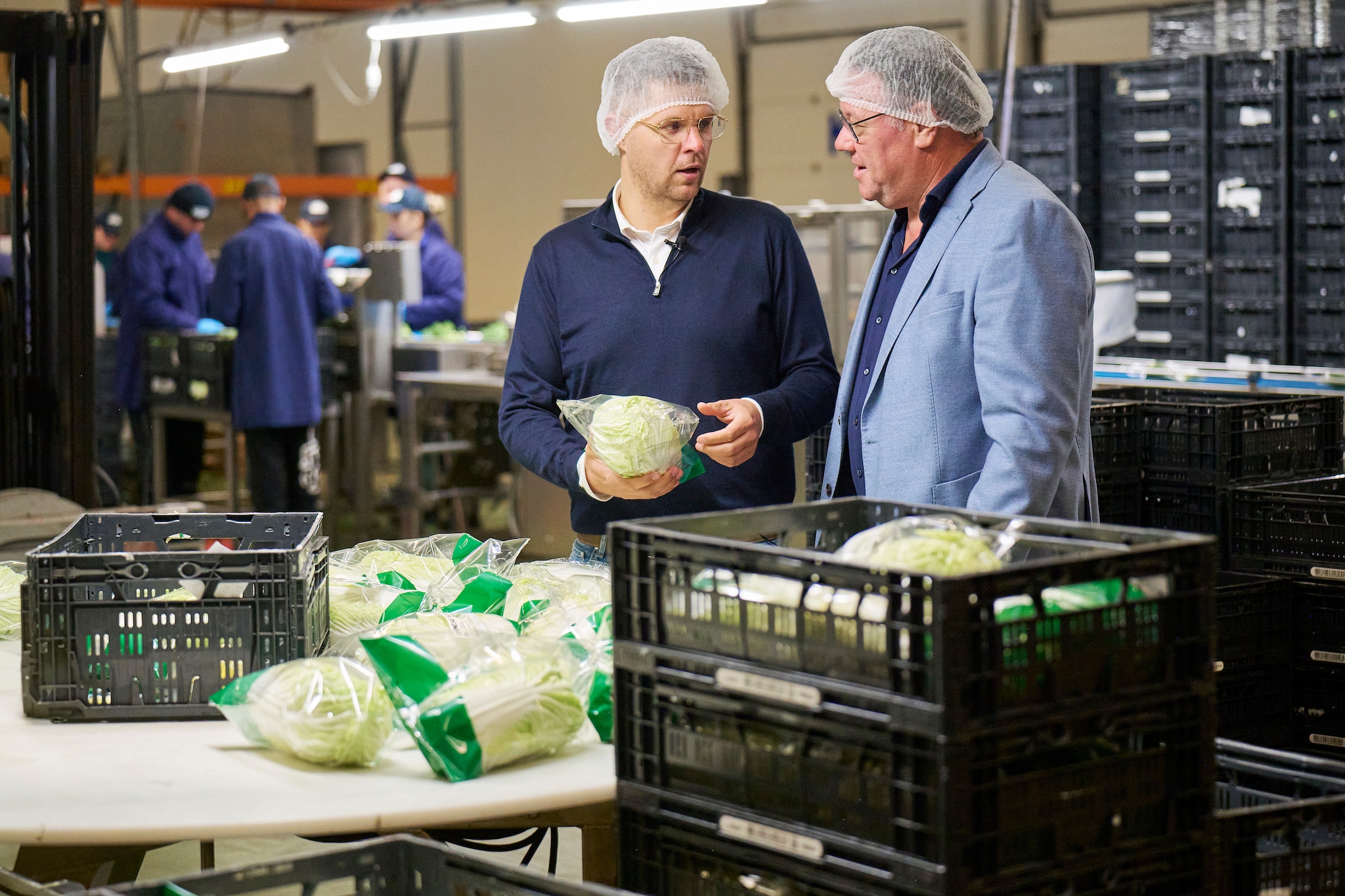 Peer Schraven en zijn adviseur Bart Kranen van Newtone Advies & Accountancy in de verpakkingshal Van Assendelft Fotografie