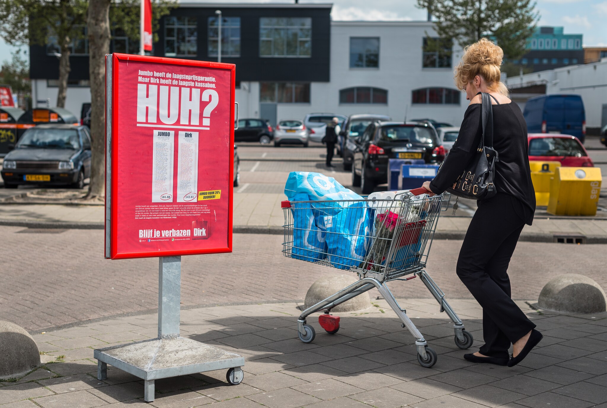 Een advertentie waar een kassabon van Jumbo en de Dirk wordt vergeleken. Een advertentie waar een kassabon van Jumbo en de Dirk wordt vergeleken. Foto: Rowin Ubink.