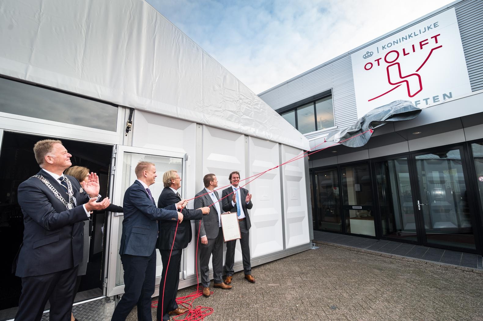 2016: Commissaris van de Koning Jaap Smit onthult het bord 'Koninklijke Otolift trapliften'. Foto Stephan Tellier