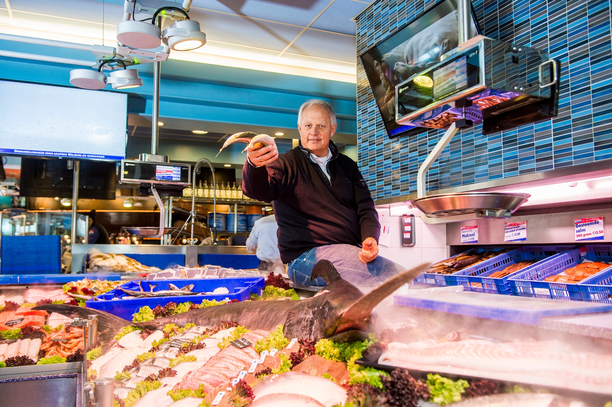 Allie Simonis in zijn viszaak in Scheveningen. ,,We moeten ons aanpassen aan de wet, maar het zal heel moeilijk worden voor veel bedrijven.’’ Allie Simonis in zijn viszaak in Scheveningen. ,,We moeten ons aanpassen aan de wet, maar het zal heel moeilijk worden voor veel bedrijven.’’ Foto: Desiree Schippers